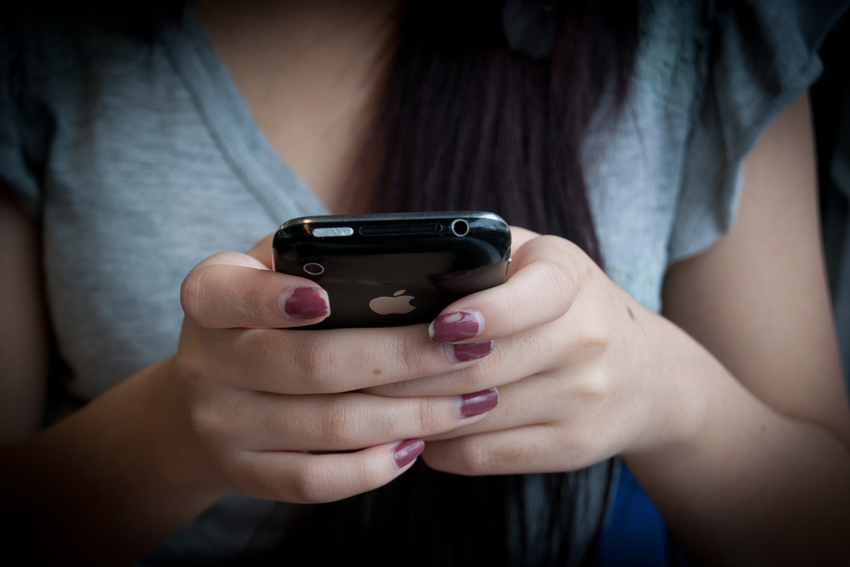Texting while driving is dangerous, yet many still do it. Image: Jhaymesisviphotography